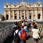 In coda per entrare nella basilica