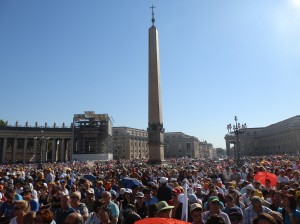 La piazza è piena di pellegrini