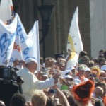 Papa Francesco in mezzo alla gente