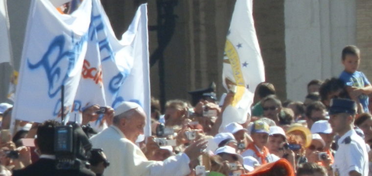 Papa Francesco in mezzo alla gente
